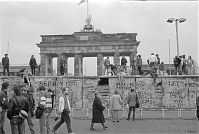 Dateiname=Berliner-Mauer-Mitte-beim-Brandenburger-Tor-19900219-070.jpg
Dateigröße=197KB
Abmessungen: 880x593
hinzugefügt am: 04. Januar 2016 Berliner-Mauer-Mitte-beim-Brandenburger-Tor-19900219-070.jpg
