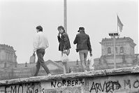 Dateiname=Berliner-Mauer-Mitte-beim-Brandenburger-Tor-19900219-073.jpg
Dateigröße=148KB
Abmessungen: 880x586
hinzugefügt am: 04. Januar 2016 Berliner-Mauer-Mitte-beim-Brandenburger-Tor-19900219-073.jpg