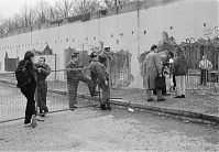Dateiname=Berliner-Mauer-Mitte-beim-Brandenburger-Tor-19900219-121.jpg
Dateigröße=269KB
Abmessungen: 880x610
hinzugefügt am: 04. Januar 2016 Berliner-Mauer-Mitte-beim-Brandenburger-Tor-19900219-121.jpg