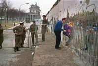 Dateiname=Berliner-Mauer-Mitte-beim-Brandenburger-Tor-19900219-140.jpg
Dateigröße=221KB
Abmessungen: 880x590
hinzugefügt am: 04. Januar 2016 Berliner-Mauer-Mitte-beim-Brandenburger-Tor-19900219-140.jpg