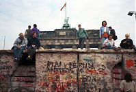 Dateiname=Berliner-Mauer-Mitte-beim-Brandenburger-Tor-19900219-212.jpg
Dateigröße=213KB
Abmessungen: 880x590
hinzugefügt am: 04. Januar 2016 Berliner-Mauer-Mitte-beim-Brandenburger-Tor-19900219-212.jpg
