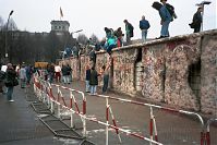 Dateiname=Berliner-Mauer-Mitte-beim-Brandenburger-Tor-19900219-213.jpg
Dateigröße=230KB
Abmessungen: 880x588
hinzugefügt am: 04. Januar 2016 Berliner-Mauer-Mitte-beim-Brandenburger-Tor-19900219-213.jpg