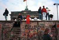 Dateiname=Berliner-Mauer-Mitte-beim-Brandenburger-Tor-19900219-215.jpg
Dateigröße=219KB
Abmessungen: 880x590
hinzugefügt am: 04. Januar 2016 Berliner-Mauer-Mitte-beim-Brandenburger-Tor-19900219-215.jpg