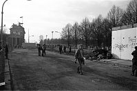 Dateiname=Berliner-Mauer-Mitte-beim-Brandenburger-Tor-19900220-15.jpg
Dateigröße=208KB
Abmessungen: 880x589
hinzugefügt am: 04. Januar 2016 Berliner-Mauer-Mitte-beim-Brandenburger-Tor-19900220-15.jpg