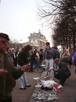 Berliner-Mauer-Mitte-beim-Brandenburger-Tor-19900224-18.jpg