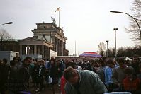 Dateiname=Berliner-Mauer-Mitte-beim-Brandenburger-Tor-19900224-21.jpg
Dateigröße=168KB
Abmessungen: 880x588
hinzugefügt am: 04. Januar 2016 Berliner-Mauer-Mitte-beim-Brandenburger-Tor-19900224-21.jpg