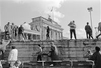 Dateiname=Berliner-Mauer-Mitte-beim-Brandenburger-Tor-19900303-12.jpg
Dateigröße=183KB
Abmessungen: 880x591
hinzugefügt am: 04. Januar 2016 Berliner-Mauer-Mitte-beim-Brandenburger-Tor-19900303-12.jpg