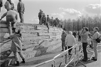 Berliner-Mauer-Mitte-beim-Brandenburger-Tor-19900303-19.jpg