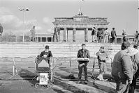 Dateiname=Berliner-Mauer-Mitte-beim-Brandenburger-Tor-19900303-21.jpg
Dateigröße=199KB
Abmessungen: 880x591
hinzugefügt am: 04. Januar 2016 Berliner-Mauer-Mitte-beim-Brandenburger-Tor-19900303-21.jpg