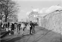 Dateiname=Berliner-Mauer-Mitte-beim-Brandenburger-Tor-19900303-25.jpg
Dateigröße=217KB
Abmessungen: 880x600
hinzugefügt am: 04. Januar 2016 Berliner-Mauer-Mitte-beim-Brandenburger-Tor-19900303-25.jpg