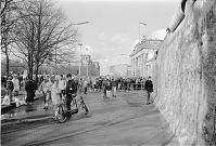 Dateiname=Berliner-Mauer-Mitte-beim-Brandenburger-Tor-19900303-26.jpg
Dateigröße=234KB
Abmessungen: 880x595
hinzugefügt am: 04. Januar 2016 Berliner-Mauer-Mitte-beim-Brandenburger-Tor-19900303-26.jpg