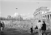 Dateiname=Berliner-Mauer-Mitte-beim-Brandenburger-Tor-19900303-31.jpg
Dateigröße=177KB
Abmessungen: 880x599
hinzugefügt am: 04. Januar 2016 Berliner-Mauer-Mitte-beim-Brandenburger-Tor-19900303-31.jpg