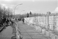 Dateiname=Berliner-Mauer-Mitte-beim-Brandenburger-Tor-19900303-32.jpg
Dateigröße=198KB
Abmessungen: 880x595
hinzugefügt am: 04. Januar 2016 Berliner-Mauer-Mitte-beim-Brandenburger-Tor-19900303-32.jpg