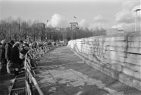 Berliner-Mauer-Mitte-beim-Brandenburger-Tor-19900303-33.jpg