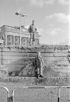 Dateiname=Berliner-Mauer-Mitte-beim-Brandenburger-Tor-19900303-39.jpg
Dateigröße=227KB
Abmessungen: 609x880
hinzugefügt am: 04. Januar 2016 Berliner-Mauer-Mitte-beim-Brandenburger-Tor-19900303-39.jpg