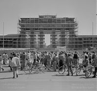 Berliner-Mauer-Mitte-beim-Brandenburger-Tor-19900501-108.jpg