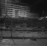 Berliner-Mauer-Mitte-beim-Brandenburger-Tor-19900501-109.jpg