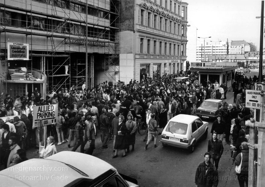 Checkpoint Charly. DDR Grenze. Berliner Mauer
10. 11. 1989. Berlin. Kreuzberg. Mitte. Öffnung des Übergangs Checkpoint Charly. DDR Grenze. Berliner Mauer
Schlüsselwörter: berlin wall;Berliner Mauer;DDR;DDR Grenze;Deutsche Demokratische Republik;Deutschland;GDR;Germany;Grenze;iron curtain;Mitte;Ostberlin;Berlin;Ostzone