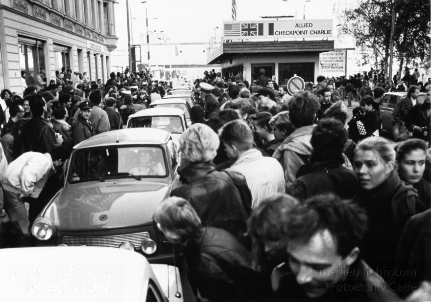 Checkpoint Charly. DDR Grenze. Berliner Mauer
10. 11. 1989. Berlin. Kreuzberg. Mitte. Öffnung des Übergangs Checkpoint Charly. DDR Grenze. Berliner Mauer. DDR-Bürger fahren im Auto durch ein Spalier von Schaulustigen. Tarbant. Trabbi
Schlüsselwörter: berlin wall;Berliner Mauer;DDR;DDR Grenze;Deutsche Demokratische Republik;Deutschland;GDR;Germany;Grenze;iron curtain;Mitte;Ostberlin;Berlin;Ostzone