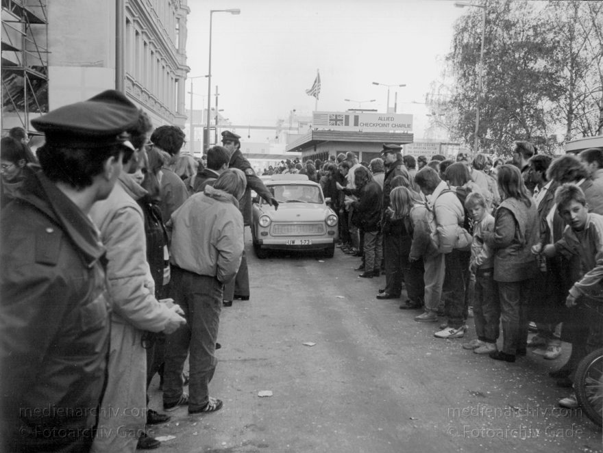 Checkpoint Charly. DDR Grenze. Berliner Mauer
10. 11. 1989. Berlin. Kreuzberg. Mitte. Öffnung des Übergangs Checkpoint Charly. DDR Grenze. Berliner Mauer. DDR-Bürger fahren im Auto durch ein Spalier von Schaulustigen. Tarbant. Trabbi
Schlüsselwörter: berlin wall;Berliner Mauer;DDR;DDR Grenze;Deutsche Demokratische Republik;Deutschland;GDR;Germany;Grenze;iron curtain;Mitte;Ostberlin;Berlin;Ostzone