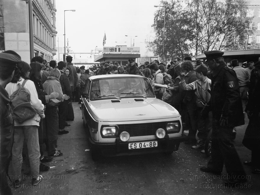 Checkpoint Charly. DDR Grenze. Berliner Mauer
10. 11. 1989. Berlin. Kreuzberg. Mitte. Öffnung des Übergangs Checkpoint Charly. DDR Grenze. Berliner Mauer. DDR-Bürger fahren im Auto durch ein Spalier von Schaulustigen. Wartburg
Schlüsselwörter: berlin wall;Berliner Mauer;DDR;DDR Grenze;Deutsche Demokratische Republik;Deutschland;GDR;Germany;Grenze;iron curtain;Mitte;Ostberlin;Ostzone;Berlin;Wartburg