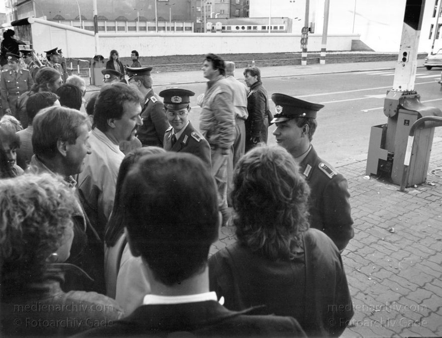 Checkpoint Charly. DDR Grenze. Berliner Mauer
10. 11. 1989. Berlin. Kreuzberg. Mitte. Öffnung des Übergangs Checkpoint Charly. DDR Grenze. Berliner Mauer. Grenzposten
Schlüsselwörter: Berlin;berlin wall;Berliner Mauer;Checkpoint Charly;DDR;DDR Grenze;Deutsche Demokratische Republik;Deutschland;GDR;Germany;Grenze;Grenzposten;Grenzübergang;Grepo;iron curtain;Mitte;Ostberlin;1989;Ostzone