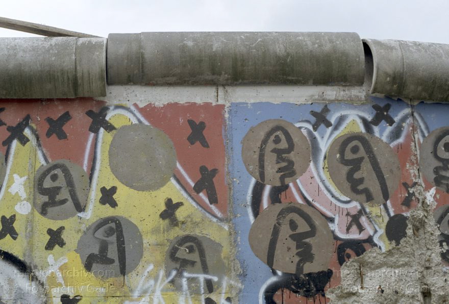 Berlin. Berliner Mauer zwischen Kreuzberg und Mitte am Bethaniendamm. Graffity
15. 6. 1990. Berlin. Berliner Mauer zwischen Kreuzberg und Mitte am Bethaniendamm. DDR Grenze. Graffity
Schlüsselwörter: Berlin;berlin wall;Berliner Mauer;Bethaniendamm;DDR;Germany;Graffity;Grenze;Kreuzberg;Ostberlin;1990;Wedding;Mitte