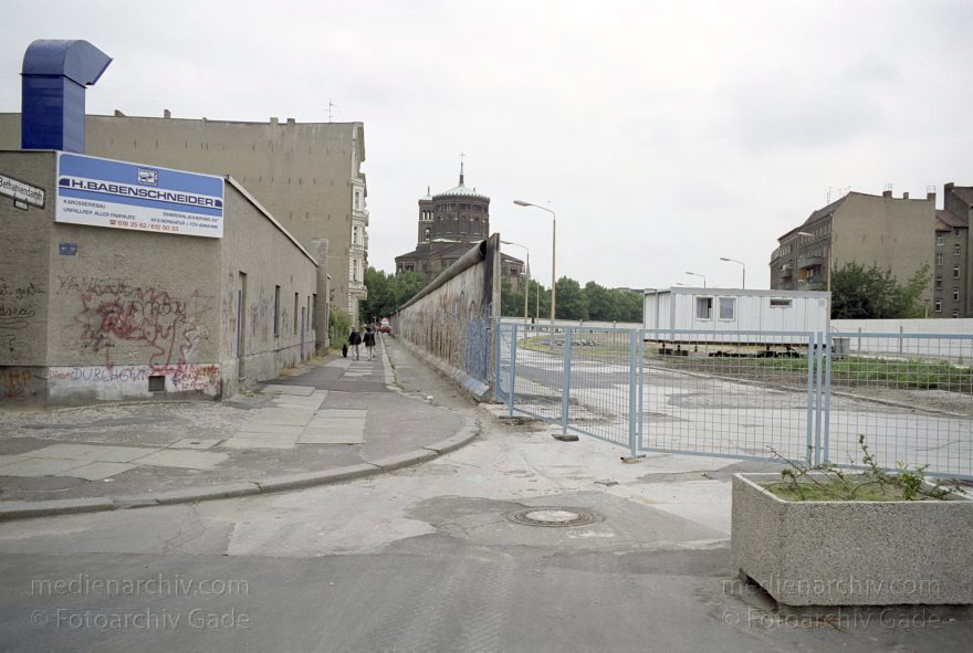 Berlin. Ehemalige DDR-Grenze zwischen Kreuzberg und Mitte am Bethaniendamm
16. 6. 1990. Berlin. Ehemalige DDR-Grenze zwischen Kreuzberg und Mitte am Bethaniendamm. Berliner Mauer. Kontrollstelle an der Köpenicker Straße
Schlüsselwörter: Berlin;Berlin Wall;Berliner Mauer;Bethaniendamm;DDR;Engeldamm;GDR;Germany;Grenze;Mitte;1990;Ostberlin