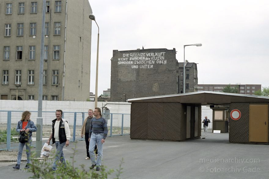 Berlin. Ehemalige DDR-Grenze zwischen Kreuzberg undGrenzübergang Köpenicker Straße
16. 6. 1990. Berlin. Ehemalige DDR-Grenze zwischen Kreuzberg und Mitte am Bethaniendamm. Berliner Mauer. Kontrollstelle an der Köpenicker Straße
Schlüsselwörter: Berlin;berlin wall;Berliner Mauer;DDR;GDR;Germany;Grenze;Grenzübergang;Kontrollstelle;Köpenicker Straße;Mitte;1989;Ostberlin