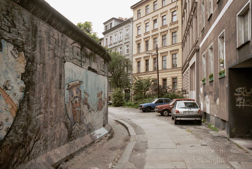 Berlin. Berliner Mauer. Kreuzberg. Grenze der DDR
16. Juni 1990. Berlin. Kreuzberg. Mitte. DDR Grenze. Mauerstreifen im Bereich Bethaniendamm
Schlüsselwörter: Berlin;berlin wall;Berliner Mauer;DDR;DDR Grenze;Deutsche Demokratische Republik;Deutschland;GDR;Germany;Grenze;iron curtain;Kreuzberg;Mauer;Mitte;Ostberlin;1990;Ostzone