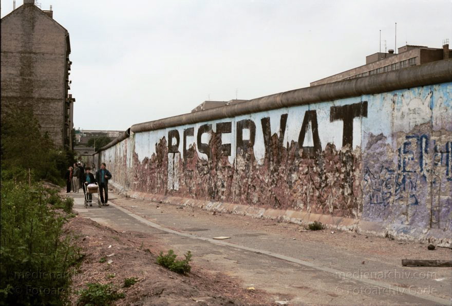 Berlin. Berliner Mauer. Kreuzberg. Grenze der DDR
16. Juni 1990. Berlin. Kreuzberg. Mitte. DDR Grenze. Mauerstreifen im Bereich Bethaniendamm. Andreas Honcamp
Schlüsselwörter: Berlin;berlin wall;Berliner Mauer;DDR;DDR Grenze;Deutsche Demokratische Republik;Deutschland;GDR;Germany;Grenze;iron curtain;Kreuzberg;Mauer;Mitte;Ostberlin;1990;Ostzone