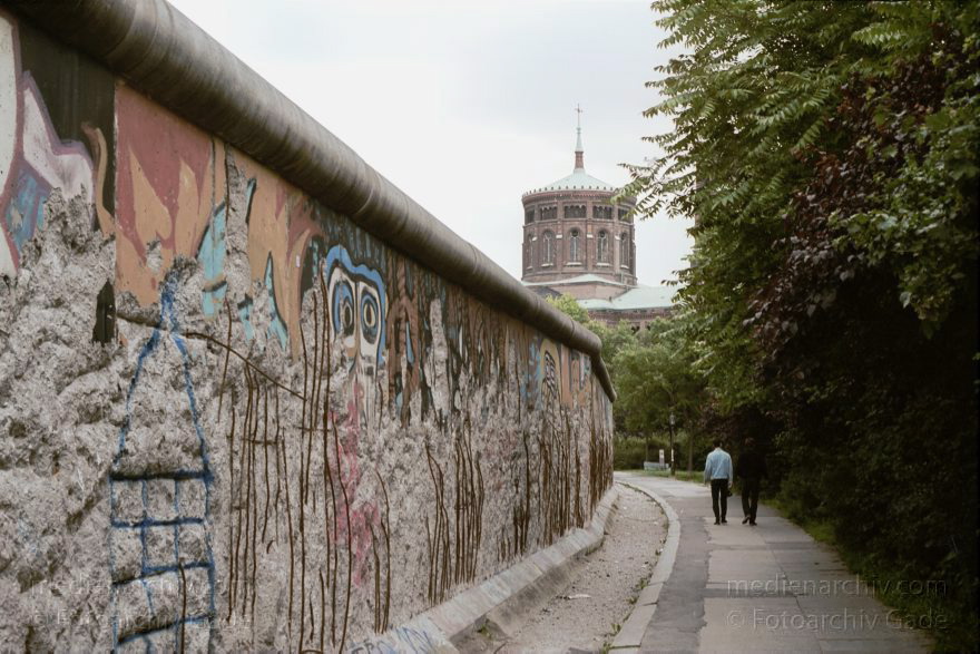 Berlin. Berliner Mauer. Kreuzberg. Grenze der DDR
16. Juni 1990. Berlin. Kreuzberg. Mitte. DDR Grenze. Mauerstreifen im Bereich Bethaniendamm
Schlüsselwörter: Berlin;berlin wall;Berliner Mauer;DDR;DDR Grenze;Deutsche Demokratische Republik;Deutschland;GDR;Germany;Grenze;iron curtain;Kreuzberg;Mauer;Mitte;Ostberlin;1990;Ostzone