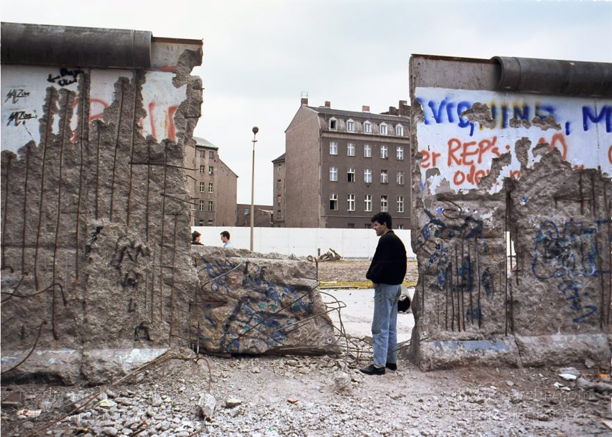 Berlin. Berliner Mauer. Kreuzberg. Grenze der DDR
16. Juni 1990. Berlin. Kreuzberg. Mitte. DDR Grenze. Mauerstreifen im Bereich Bethaniendamm. Adalbertstraße
Schlüsselwörter: Berlin;berlin wall;Berliner Mauer;DDR;DDR Grenze;Deutsche Demokratische Republik;Deutschland;GDR;Germany;Grenze;iron curtain;Juni;Kreuzberg;Mauer;Mitte;Ostberlin;1990;Ostzone