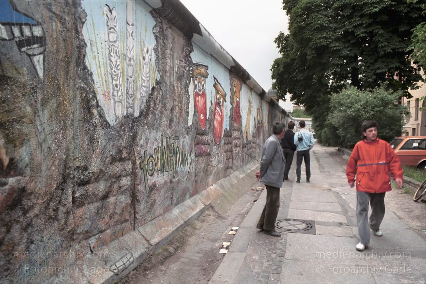 Berlin. Kreuzberg. Berliner Mauer am Bethaniendamm
16. Juni 1990. Berlin. Kreuzberg. Mitte. DDR Grenze. Mauerstreifen am Bethaniendamm
Schlüsselwörter: Berlin;berlin wall;Berliner Mauer;DDR;DDR Grenze;Deutsche Demokratische Republik;Deutschland;GDR;Germany;Grenze;iron curtain;Kreuzberg;Mauer;Mitte;Ostberlin;1990;Ostzone