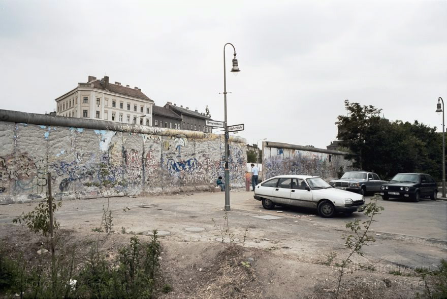 Berlin. Kreuzberg. Berliner Mauer am Bethaniendamm
16. Juni 1990. Berlin. Kreuzberg. Mitte. DDR Grenze. Mauerstreifen im Bereich Bethaniendamm. Waldemarstr
Schlüsselwörter: Berlin;berlin wall;Berliner Mauer;DDR;DDR Grenze;Deutsche Demokratische Republik;Deutschland;GDR;Germany;Grenze;iron curtain;Kreuzberg;Mauer;Mitte;Ostberlin;1990;Ostzone