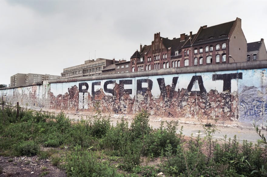 Berlin. Kreuzberg. Berliner Mauer am Bethaniendamm
16. Juni 1990. Berlin. Kreuzberg. Mitte. DDR Grenze. Mauerstreifen im Bereich Bethaniendamm. Adalbertstraße
Schlüsselwörter: Berlin;berlin wall;Berliner Mauer;DDR;DDR Grenze;Deutsche Demokratische Republik;Deutschland;GDR;Germany;Grenze;iron curtain;Kreuzberg;Mauer;Mitte;Ostberlin;1990;Ostzone