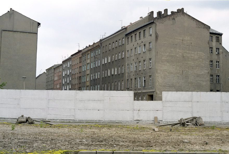 Berlin. Ehemalige DDR-Grenze zwischen Kreuzberg und Mitte am Bethaniendamm
16. 6. 1990. Berlin. Ehemalige DDR-Grenze zwischen Kreuzberg und Mitte am Bethaniendamm. Berliner Mauer
Schlüsselwörter: Berlin;Berlin Wall;Berliner Mauer;DDR;GDR;Germany;Grenze;Mitte;1990;Ostberlin