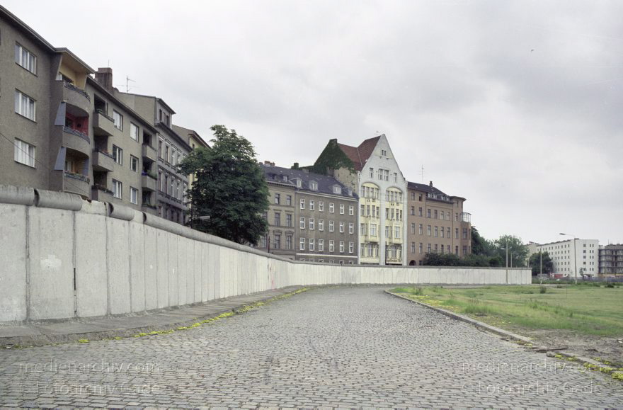Berlin. Ehemalige DDR-Grenze zwischen Kreuzberg und Mitte am Bethaniendamm und Engelbecken
16. 6. 1990. Berlin. Ehemalige DDR-Grenze zwischen Kreuzberg und Mitte am Bethaniendamm. Engelbecken. Berliner Mauer
Schlüsselwörter: Berlin;Berlin Wall;Berliner Mauer;DDR;Engelbecken;GDR;Germany;Grenze;Mitte;1990;Ostberlin