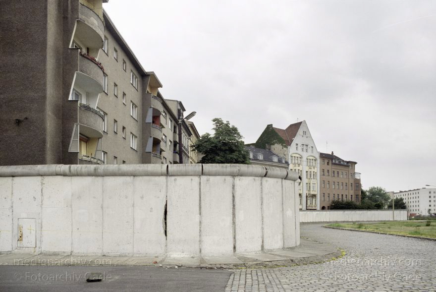 Berlin. Ehemalige DDR-Grenze zwischen Kreuzberg und Mitte am Bethaniendamm und Engelbecken
16. 6. 1990. Berlin. Ehemalige DDR-Grenze zwischen Kreuzberg und Mitte am Bethaniendamm. Engelbecken. Berliner Mauer
Schlüsselwörter: Berlin;Berlin Wall;Berliner Mauer;DDR;Engelbecken;GDR;Germany;Grenze;Mitte;1990;Ostberlin