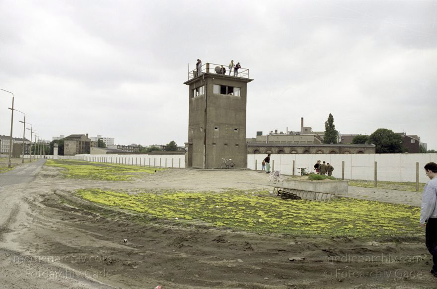 Berlin. Ehemalige DDR-Grenze zwischen Kreuzberg und Mitte am Bethaniendamm und Engelbecken
16. 6. 1990. Berlin. Ehemalige DDR-Grenze zwischen Kreuzberg und Mitte am Bethaniendamm. Engelbecken. Berliner Mauer. Wachturm
Schlüsselwörter: Berlin;berlin wall;Berliner Mauer;DDR;Engelbecken;GDR;Germany;Grenze;Mitte;Ostberlin;1990;Wachturm