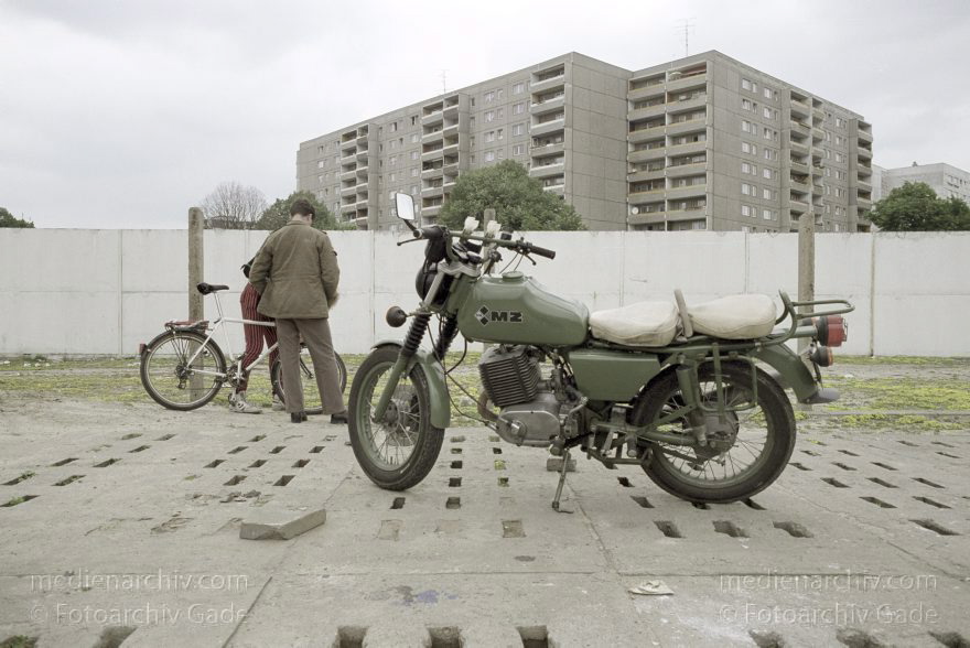 Berlin. Ehemalige DDR-Grenze zwischen Kreuzberg und Mitte am Bethaniendamm und Engelbecken
16. 6. 1990. Berlin. Ehemalige DDR-Grenze zwischen Kreuzberg und Mitte am Bethaniendamm. Engelbecken. Berliner Mauer. MZ Motorrad
Schlüsselwörter: Berlin;berlin wall;Berliner Mauer;DDR;Engelbecken;GDR;Germany;Grenze;Grenzposten;Mitte;Motorrad;1990;Ostberlin