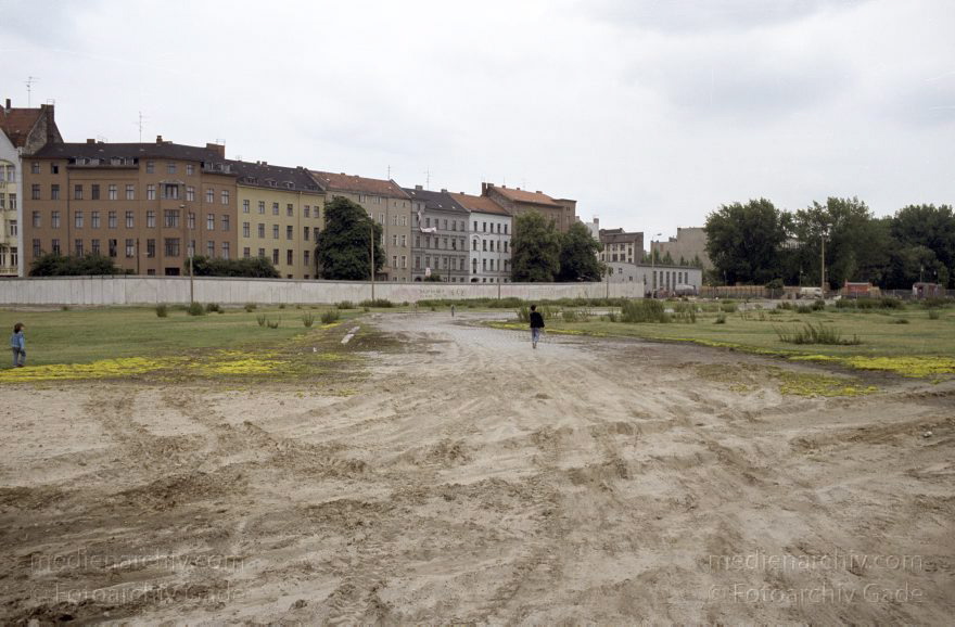 Berlin. Ehemalige DDR-Grenze zwischen Kreuzberg und Mitte am Bethaniendamm und Engelbecken
16. 6. 1990. Berlin. Ehemalige DDR-Grenze zwischen Kreuzberg und Mitte am Bethaniendamm. Engelbecken. Berliner Mauer
Schlüsselwörter: Berlin;Berlin Wall;Berliner Mauer;DDR;Engelbecken;GDR;Germany;Grenze;Mitte;1990;Ostberlin