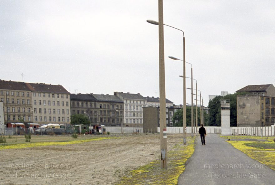 Berlin. Ehemalige DDR-Grenze zwischen Kreuzberg und Mitte am Bethaniendamm und Engelbecken
16. 6. 1990. Berlin. Ehemalige DDR-Grenze zwischen Kreuzberg und Mitte am Bethaniendamm. Engelbecken. Berliner Mauer
Schlüsselwörter: Berlin;Berlin Wall;Berliner Mauer;DDR;Engelbecken;GDR;Germany;Grenze;Mitte;1990;Ostberlin