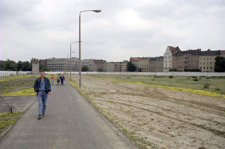 Berlin. Ehemalige DDR-Grenze zwischen Kreuzberg und Mitte am Bethaniendamm und Engelbecken
16. 6. 1990. Berlin. Ehemalige DDR-Grenze zwischen Kreuzberg und Mitte am Bethaniendamm. Engelbecken. Berliner Mauer
Schlüsselwörter: Berlin;berlin wall;Berliner Mauer;Bethaniendamm;DDR;Engelbecken;Engeldamm;Gade, Thomas;GDR;Germany;Grenze;Mitte;1990;Ostberlin