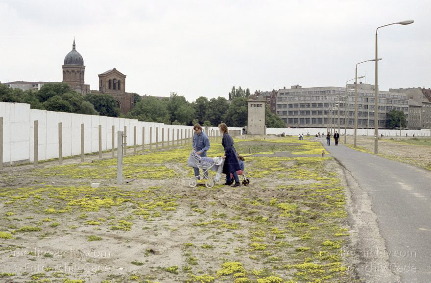 Berlin. Ehemalige DDR-Grenze zwischen Kreuzberg und Mitte am Bethaniendamm und Engelbecken
16. 6. 1990. Berlin. Ehemalige DDR-Grenze zwischen Kreuzberg und Mitte am Bethaniendamm. Engelbecken. Berliner Mauer
Schlüsselwörter: Berlin;Berlin Wall;Berliner Mauer;DDR;Engelbecken;GDR;Germany;Grenze;Mitte;1990;Ostberlin