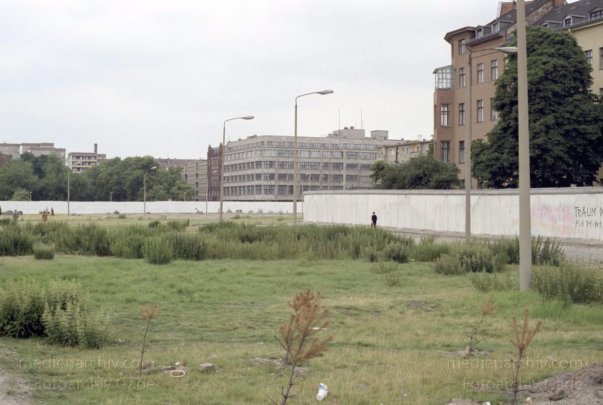 Berlin. Ehemalige DDR-Grenze zwischen Kreuzberg und Mitte am Bethaniendamm und Engelbecken
16. 6. 1990. Berlin. Ehemalige DDR-Grenze zwischen Kreuzberg und Mitte am Bethaniendamm. Engelbecken. Berliner Mauer
Schlüsselwörter: Berlin;Berlin Wall;Berliner Mauer;DDR;Engelbecken;GDR;Germany;Grenze;Mitte;1990;Ostberlin
