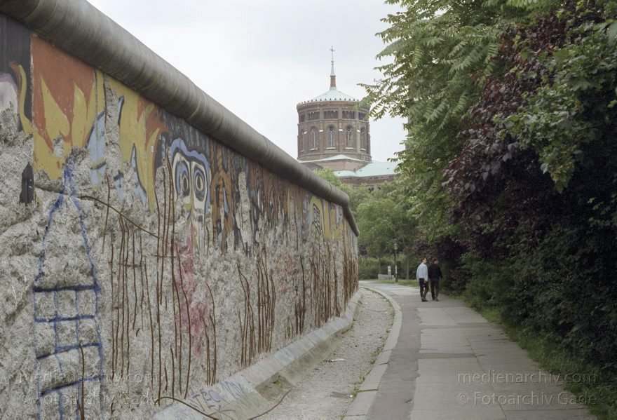 Berlin. Ehemalige DDR-Grenze zwischen Kreuzberg und Mitte am Bethaniendamm
16. 6. 1990. Berlin. Ehemalige DDR-Grenze zwischen Kreuzberg und Mitte am Bethaniendamm. Berliner Mauer
Schlüsselwörter: Berlin;berlin wall;Berliner Mauer;Bethaniendamm;DDR;Engeldamm;GDR;Germany;Grenze;Mitte;1989;Ostberlin