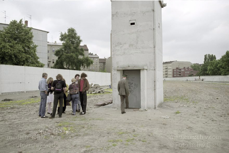 Berlin. Ehemalige DDR-Grenze zwischen Kreuzberg und Mitte am Bethaniendamm
16. 6. 1990. Berlin. Ehemalige DDR-Grenze zwischen Kreuzberg und Mitte am Bethaniendamm. Berliner Mauer
Schlüsselwörter: Berlin;berlin wall;Berliner Mauer;Bethaniendamm;DDR;Engeldamm;GDR;Germany;Grenze;Grenzposten;Mitte;Ostberlin;1990;Wachturm