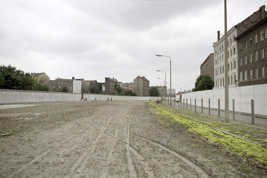 Berlin. Ehemalige DDR-Grenze zwischen Kreuzberg und Mitte am Bethaniendamm
16. 6. 1990. Berlin. Ehemalige DDR-Grenze zwischen Kreuzberg und Mitte am Bethaniendamm. Berliner Mauer
Schlüsselwörter: Berlin;Berlin Wall;Berliner Mauer;Bethaniendamm;DDR;Engeldamm;GDR;Germany;Grenze;Mitte;1990;Ostberlin