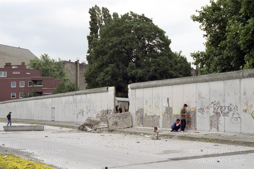 Berlin. Ehemalige DDR-Grenze zwischen Kreuzberg und Mitte am Bethaniendamm
16. 6. 1990. Berlin. Ehemalige DDR-Grenze zwischen Kreuzberg und Mitte am Bethaniendamm. Berliner Mauer
Schlüsselwörter: Berlin;Berlin Wall;Berliner Mauer;Bethaniendamm;DDR;Engeldamm;GDR;Germany;Grenze;Mitte;1990;Ostberlin